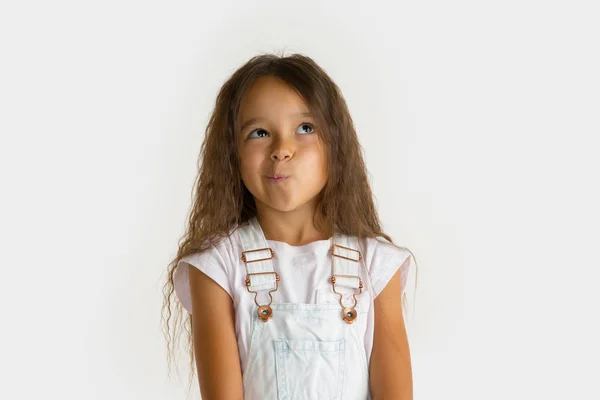白いスタジオの背景に隔離された少女の肖像画 — ストック写真