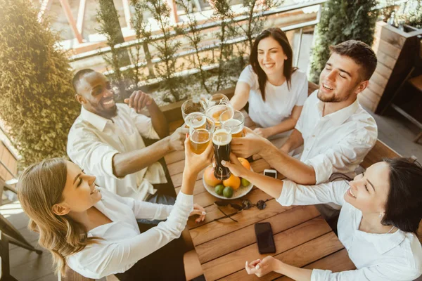 Jonge groep vrienden bier drinken en samen vieren — Stockfoto