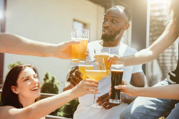 Jovem grupo de amigos bebendo cerveja e comemorando juntos — Fotografia de Stock
