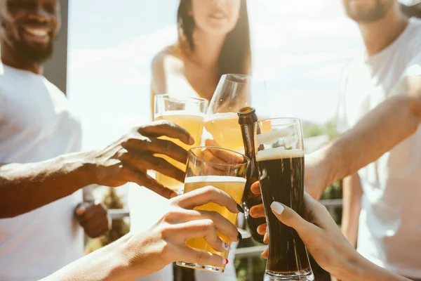 年轻的一群朋友喝啤酒,一起庆祝 — 图库照片