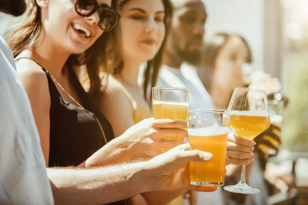 Fiatal baráti a sör és az ünneplő együtt — Stock Fotó