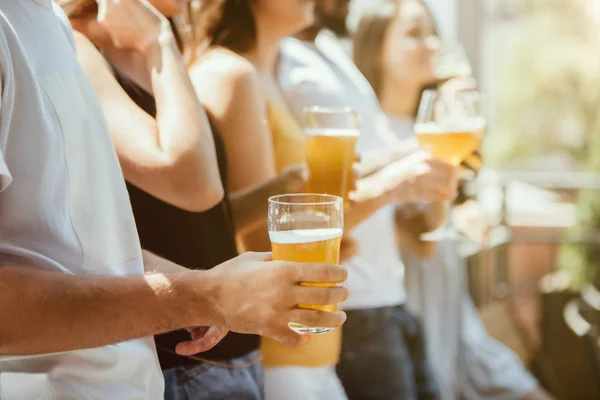 Joven grupo de amigos bebiendo cerveza y celebrando juntos — Foto de Stock