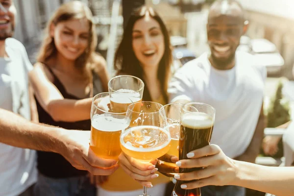 Genç arkadaş grubu bira içip birlikte kutlama yapıyor. — Stok fotoğraf