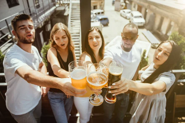 Joven grupo de amigos bebiendo cerveza y celebrando juntos — Foto de Stock