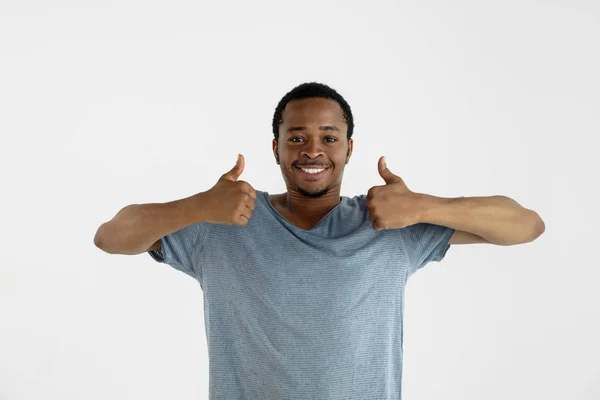 Portret van de jonge man geïsoleerd op witte studio achtergrond — Stockfoto