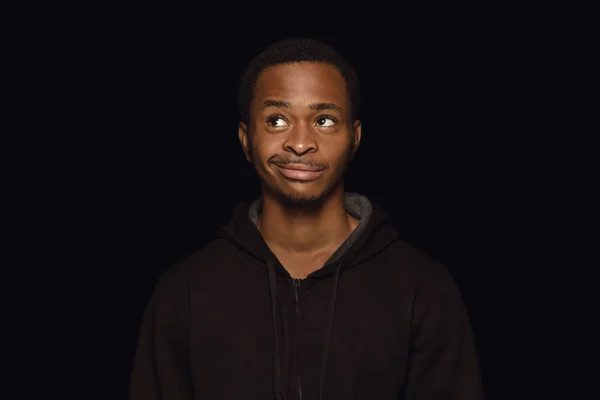 Nahaufnahme Porträt eines jungen Mannes isoliert auf schwarzem Studiohintergrund — Stockfoto