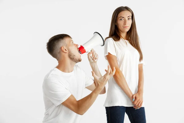 Retrato de belo casal isolado no fundo do estúdio branco — Fotografia de Stock