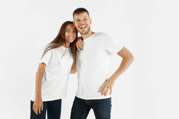 Portrait de beau couple isolé sur fond de studio blanc — Photo