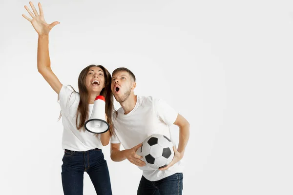 Retrato de belos fãs de futebol casal no fundo do estúdio branco — Fotografia de Stock