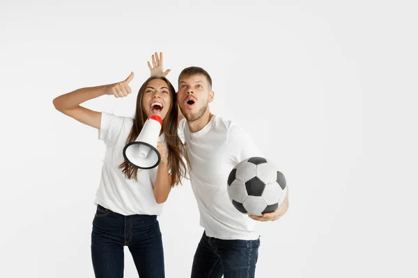Retrato de belos fãs de futebol casal no fundo do estúdio branco — Fotografia de Stock