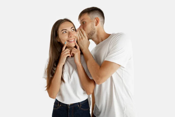 Retrato de belo casal isolado no fundo do estúdio branco — Fotografia de Stock