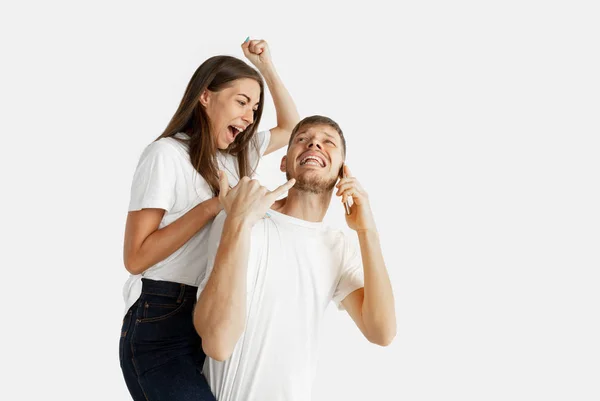 Retrato de belo casal isolado no fundo do estúdio branco — Fotografia de Stock