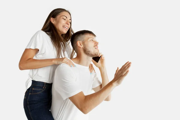 Retrato de una hermosa pareja aislada sobre fondo blanco del estudio —  Fotos de Stock