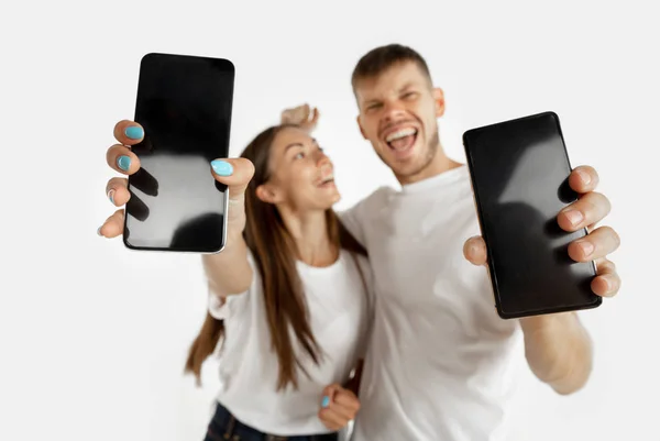 Retrato de una hermosa pareja aislada sobre fondo blanco del estudio — Foto de Stock