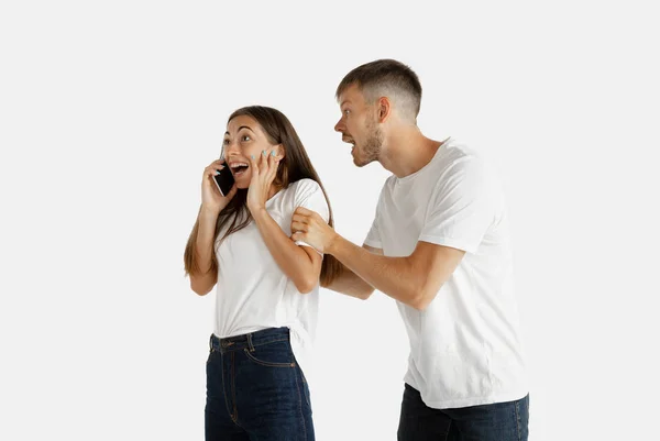 Retrato de belo casal isolado no fundo do estúdio branco — Fotografia de Stock