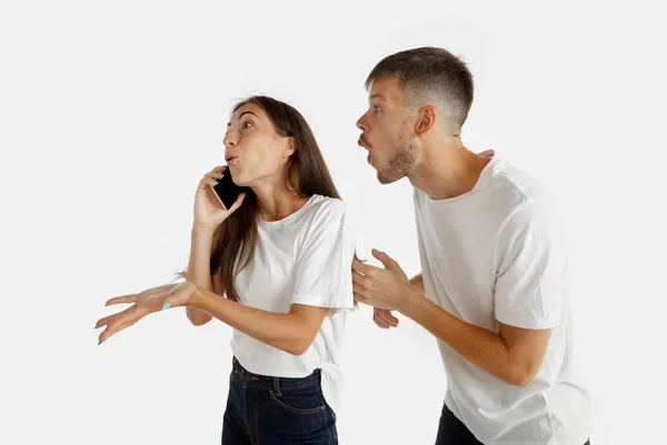 Retrato de una hermosa pareja aislada sobre fondo blanco del estudio — Foto de Stock