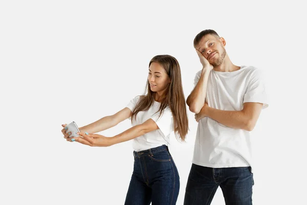 Retrato de belo casal isolado no fundo do estúdio branco — Fotografia de Stock