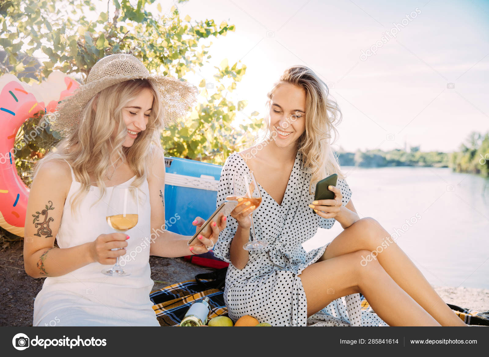 Young Lesbians Pictures