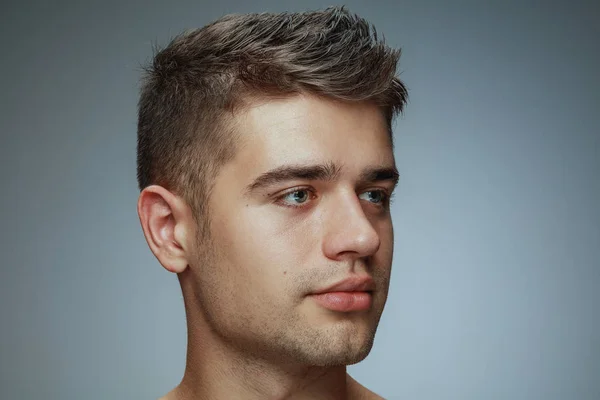 Portret van shirtless Young Man geïsoleerd op grijze studio achtergrond — Stockfoto