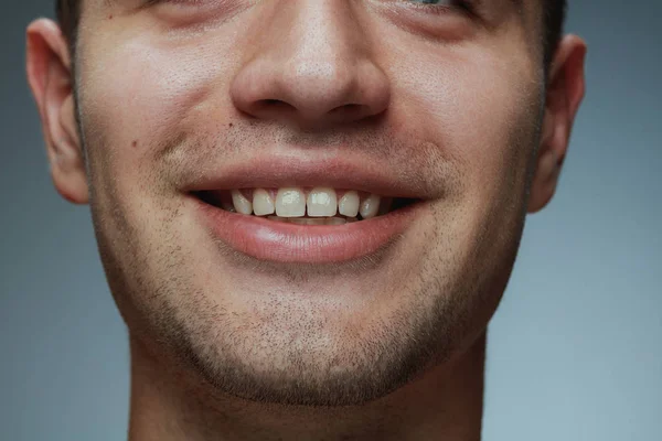 Retrato de primer plano del joven aislado sobre fondo gris del estudio — Foto de Stock