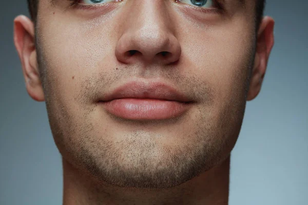 Retrato de primer plano del joven aislado sobre fondo gris del estudio — Foto de Stock