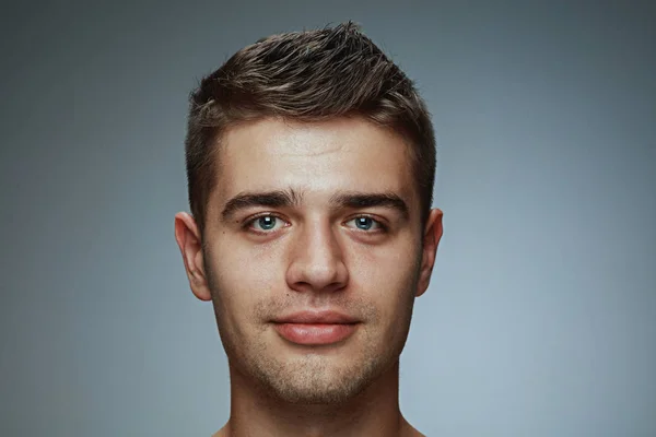 Muotokuva paidaton nuori mies eristetty harmaa studio tausta — kuvapankkivalokuva