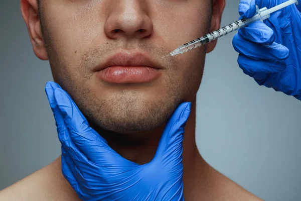 Close-up retrato de jovem isolado em fundo estúdio cinza — Fotografia de Stock