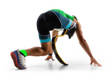 Atlet engelli amputee beyaz stüdyo arka plan izole