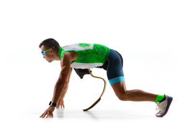 Atlet engelli amputee beyaz stüdyo arka plan izole