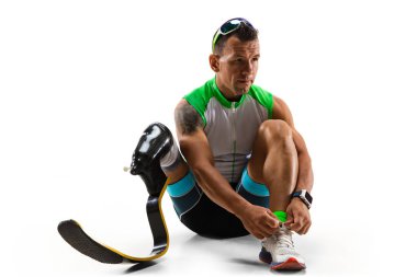 Atlet engelli amputee beyaz stüdyo arka plan izole