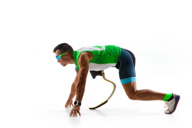 Atlet engelli amputee beyaz stüdyo arka plan izole