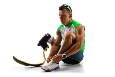 Atlet engelli amputee beyaz stüdyo arka plan izole