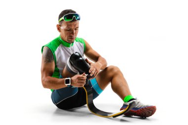 Atlet engelli amputee beyaz stüdyo arka plan izole