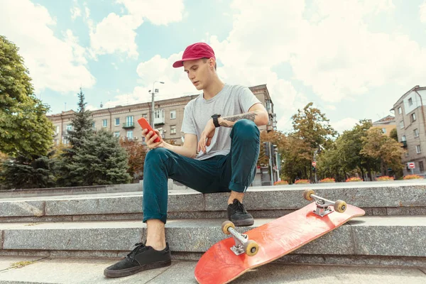 Skateboarder at the citys street in sunny day — Stock Photo, Image