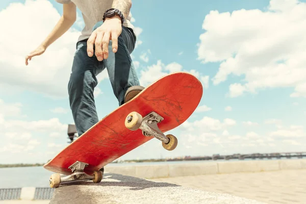 Skateboarder yapıyor bir hüner at bu kentin sokak içinde güneşli gün — Stok fotoğraf