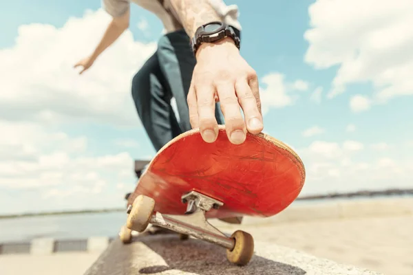 Skateboarder yapıyor bir hüner at bu kentin sokak içinde güneşli gün — Stok fotoğraf