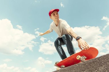 Skateboarder yapıyor bir hüner at bu kentin sokak içinde güneşli gün