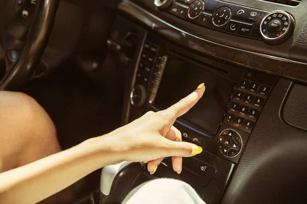 Jóvenes lesbianas se preparan para el viaje de vacaciones en el coche en un día soleado — Foto de Stock