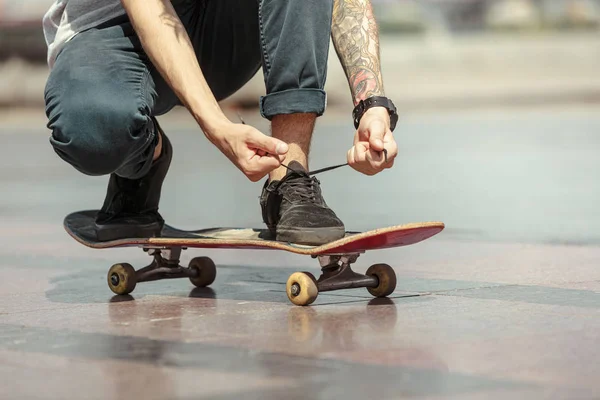 Skateboarder in città strada in giornata di sole — Foto Stock