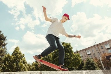 Skateboarder yapıyor bir hüner at bu kentin sokak içinde güneşli gün