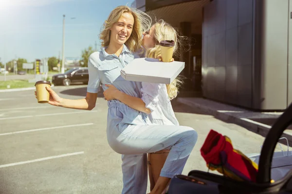 Jovens lésbicas casal se preparando para viagem de férias no carro em dia ensolarado — Fotografia de Stock
