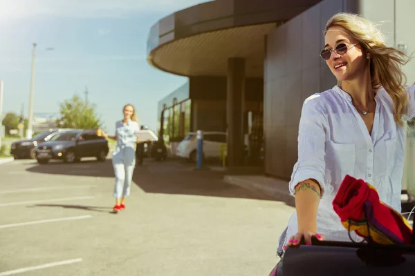 Młoda para lesbijek przygotowuje się na wakacjach w samochodzie w słoneczny dzień — Zdjęcie stockowe