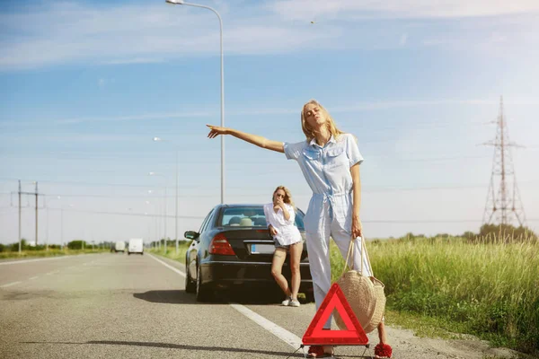 Jovens lésbicas casal indo de férias viagem no carro em dia ensolarado — Fotografia de Stock