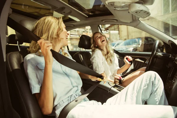 Jovens lésbicas casal se preparando para viagem de férias no carro em dia ensolarado — Fotografia de Stock