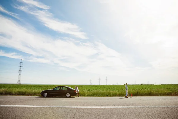 Junges lesbisches Paar fährt bei sonnigem Wetter mit dem Auto in den Urlaub — Stockfoto