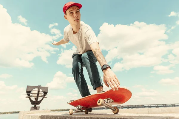 Skateboarder doing a trick at the citys street in sunny day — Stock Photo, Image