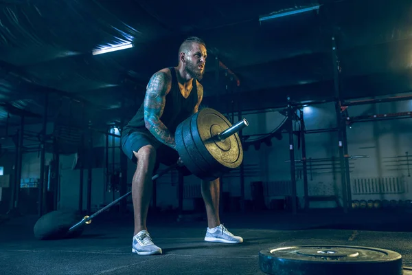 Jonge gezonde man atleet doen oefening in de sportschool — Stockfoto