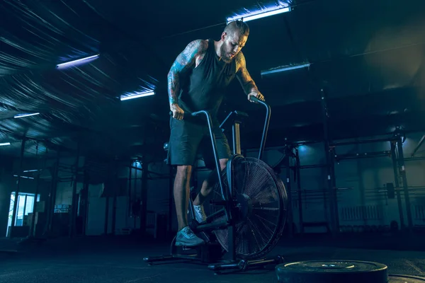 Jonge gezonde man atleet doen oefening in de sportschool — Stockfoto