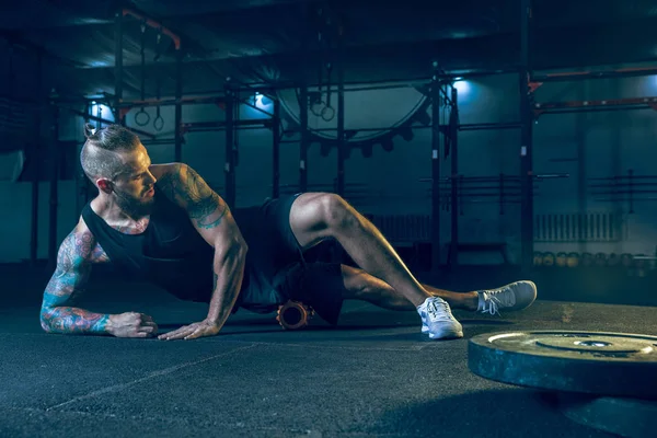 Jonge gezonde man atleet doen oefening in de sportschool — Stockfoto