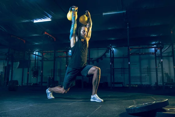 Jonge gezonde man atleet doen oefening in de sportschool — Stockfoto